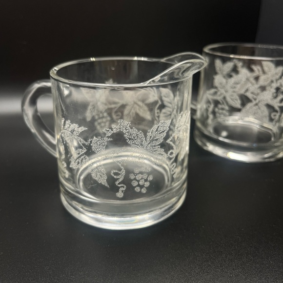 Bartlett Collins VTG 1940’s Frosted Grapevine Pattern Glass Sugar/Creamer Set - Picture 2 of 9